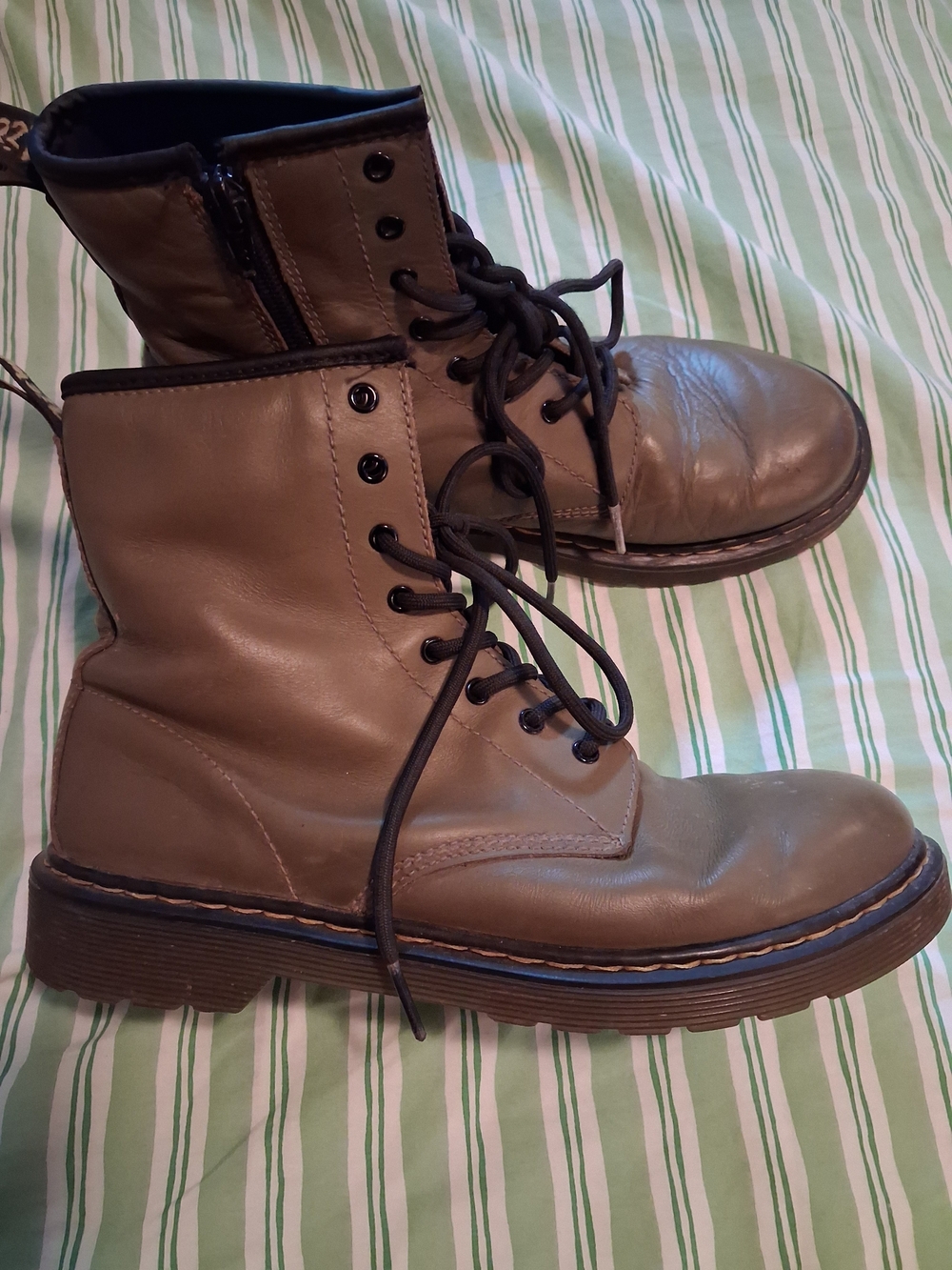 Dr Marten Combat Boots in Hunter Green Leather